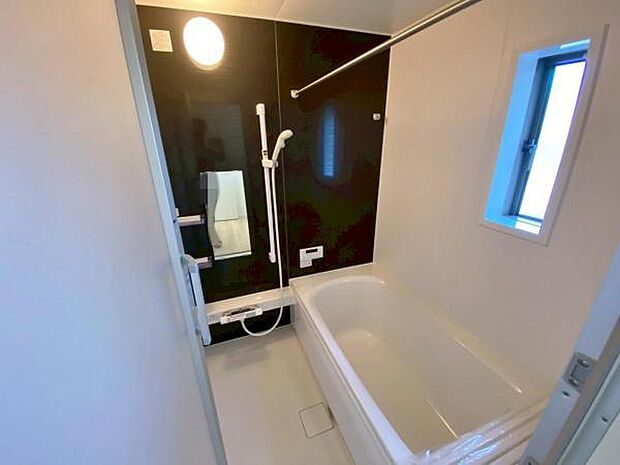 足を伸ばしてゆったりとリラックスできる広々バスタブ♪親子のコミュニケーションもとれます