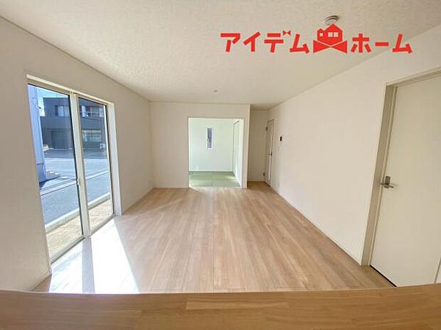 南側から明るい日差しをたっぷり取り込めるリビングです♪