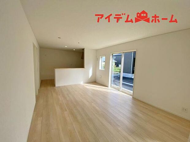 南側から明るい日差しをたっぷり取り込めるリビングです♪