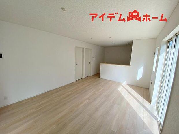 南側から明るい日差しをたっぷり取り込めるリビングです♪