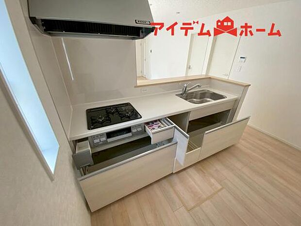 料理をしながら会話が楽しめる対面キッチンリビングで遊ぶお子様の様子も見えるので安心です♪　