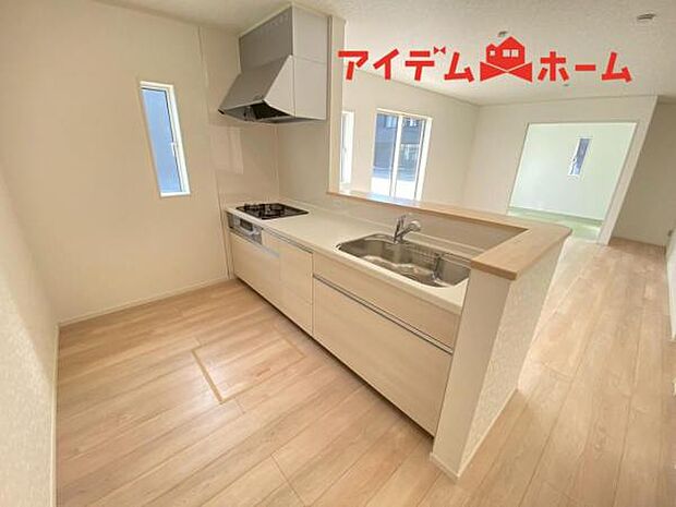 料理をしながら会話が楽しめる対面キッチンリビングで遊ぶお子様の様子も見えるので安心です♪