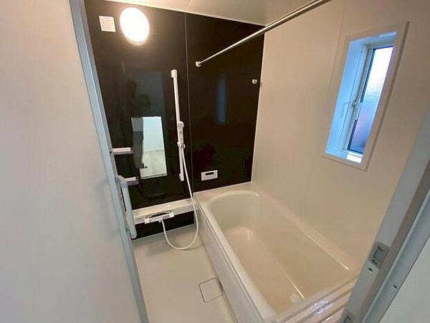 足を伸ばしてゆったりとリラックスできる広々バスタブ♪親子のコミュニケーションもとれます