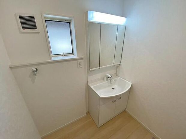 暮らしを快適に変える、シャワー付き洗面化粧台♪