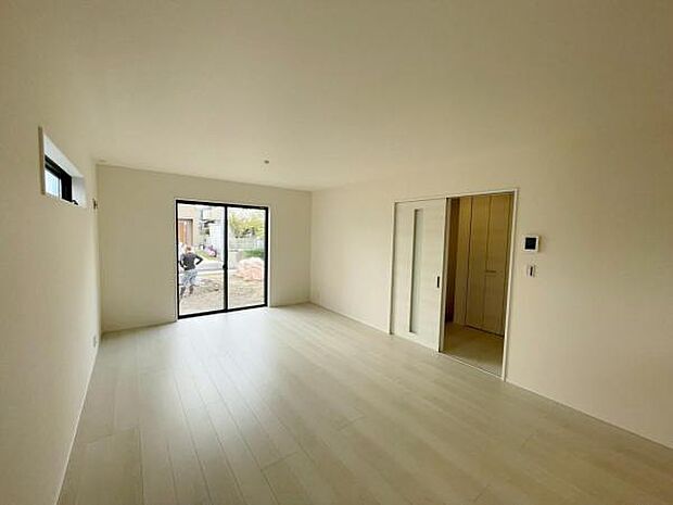 南側から明るい日差しをたっぷり取り込めるリビングです♪