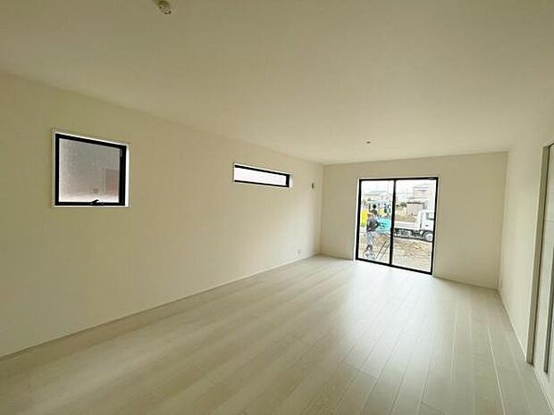 南側から明るい日差しをたっぷり取り込めるリビングです♪