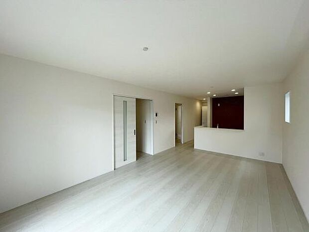 南側から明るい日差しをたっぷり取り込めるリビングです♪