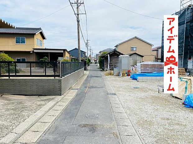 北側道路(2025年10月)撮影 平日・土日問わずご案内致しますお気軽にお問合わせ下さいませ。 