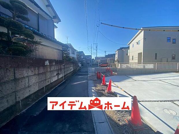 前面道路 平日・土日問わずご案内致します!お気軽にお問合わせ下さい♪ 。