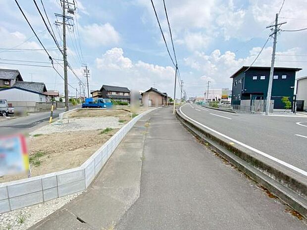 現地（2025年9月）撮影 南側道路 休日、平日問わずお気軽にお問合せくださいませ。