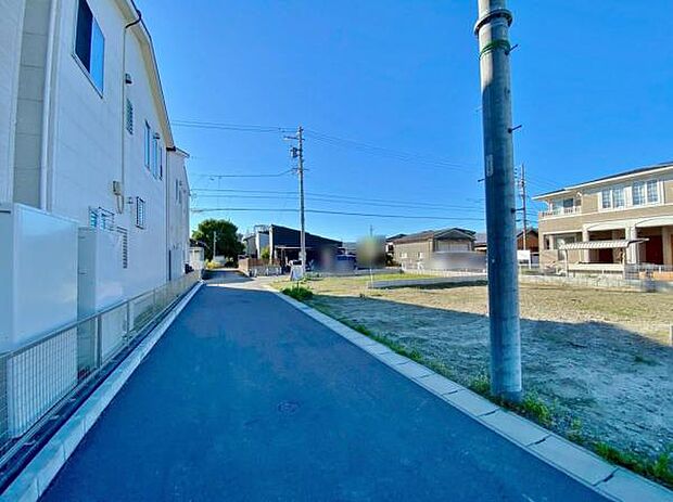 現地(2025年10月)撮影 南側道路 休日、平日問わずお気軽にお問合せくださいませ。