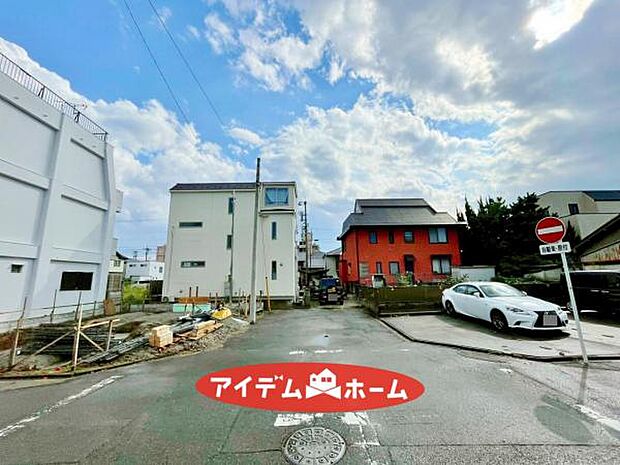 現地(2025年10月)撮影 北側道路 休日、平日問わずお気軽にお問合せくださいませ。