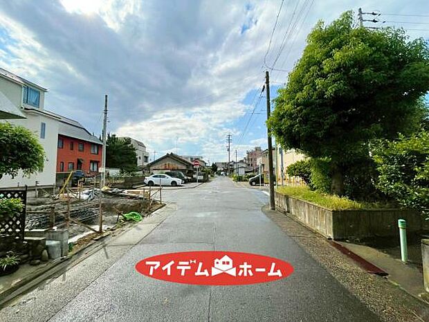 現地(2025年10月)撮影 西側道路 休日、平日問わずお気軽にお問合せくださいませ。