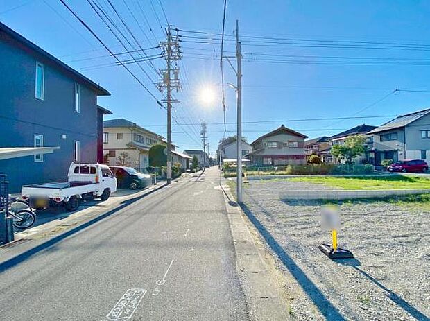 現地（2025年10月）撮影 南側道路 休日、平日問わずお気軽にお問合せくださいませ。