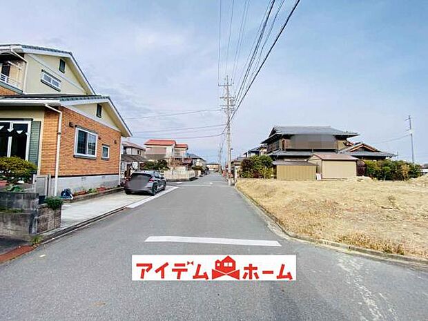 西側道路 平日・土日問わずご案内致しますお気軽にお問合わせ下さい♪ 