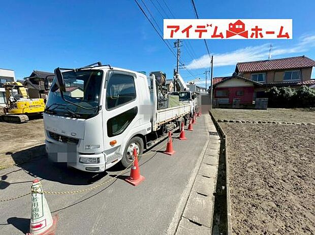 南側道路 現地(2025年10月)撮影 休日、平日問わずお気軽にお問合せくださいませ。