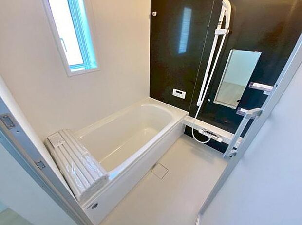 足を伸ばしてゆったりとリラックスできる広々バスタブ♪親子のコミュニケーションもとれます