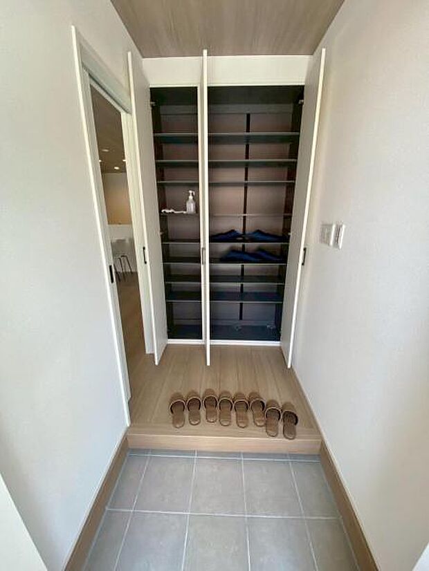 物で溢れがちな玄関も、たっぷり収納可能な玄関収納でスッキリ快適♪