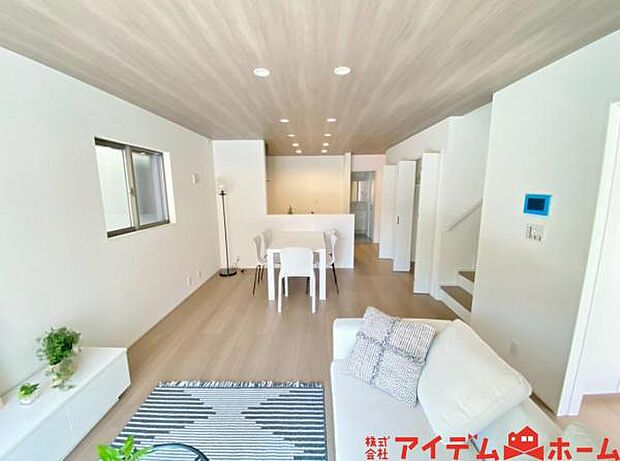 家族のコミュニケーションが広がるリビングイン階段♪