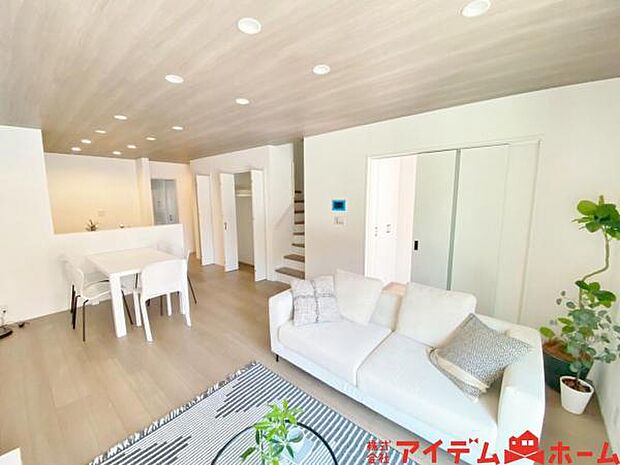 家族団らんの時間も増えそうな、ゆったりと寛げるLDKが魅力です♪