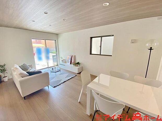 南側から明るい日差しをたっぷり取り込めるリビングです♪