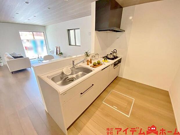 料理をしながら会話が楽しめる対面キッチンリビングで遊ぶお子様の様子も見えるので安心です♪