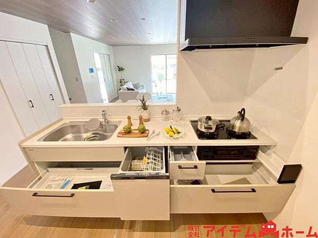 料理をしながら会話が楽しめる対面キッチン!リビングで遊ぶお子様の様子も見えるので安心です♪