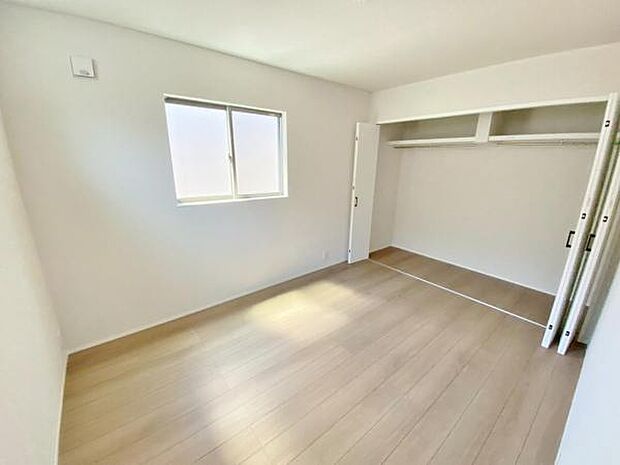 心地良い日差しが差し込む明るい居室