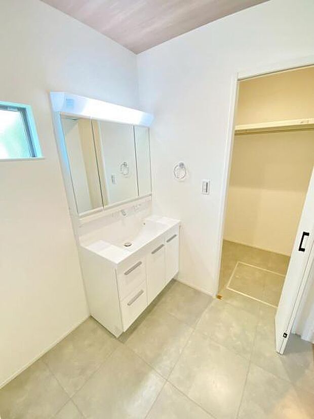 暮らしを快適に変える、シャワー付き洗面化粧台♪