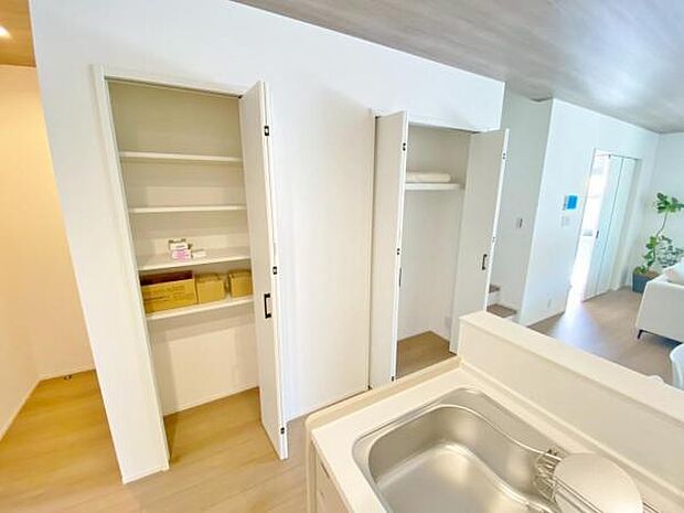 食品の保管に便利なキッチンパントリー完備棚付きでスッキリと片付けられます