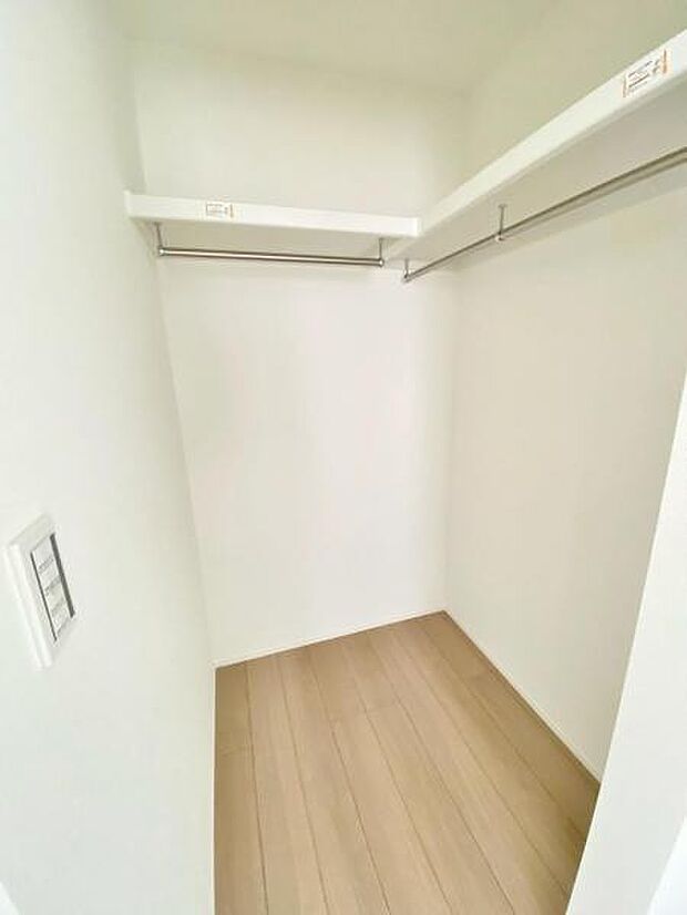 季節物もまるごと収納できる、衣替えいらずの嬉しい大型収納!