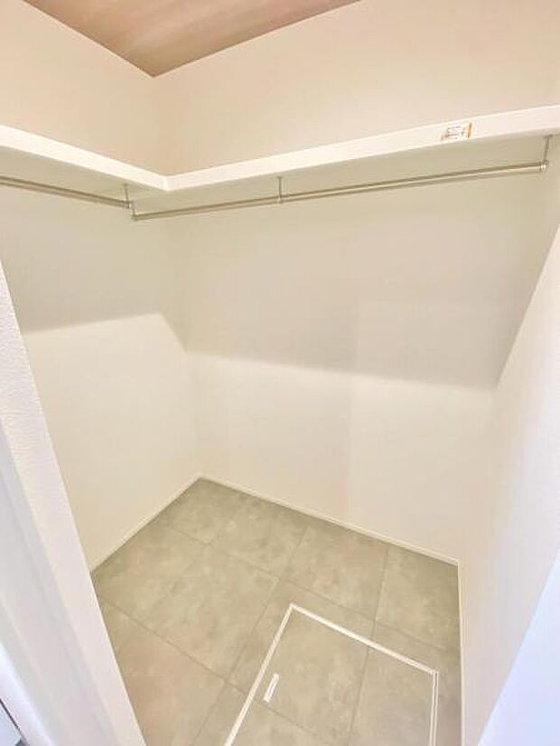 季節物もまるごと収納できる、衣替えいらずの嬉しい大型収納