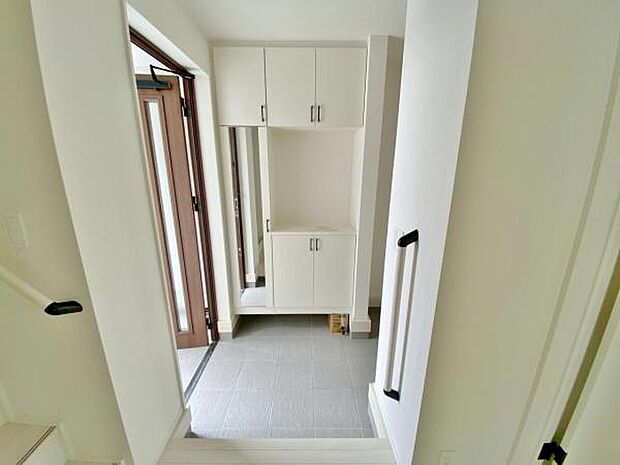 散らかりがちな玄関もスッキリ片づけられる収納付き外出前に身だしなみをチェックできる姿見もあります