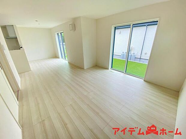 南側から明るい日差しをたっぷり取り込めるリビングです♪