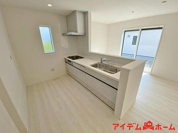 料理をしながら会話が楽しめる対面キッチンリビングで遊ぶお子様の様子も見えるので安心です♪