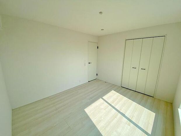 心地良い日差しが差し込む明るい居室