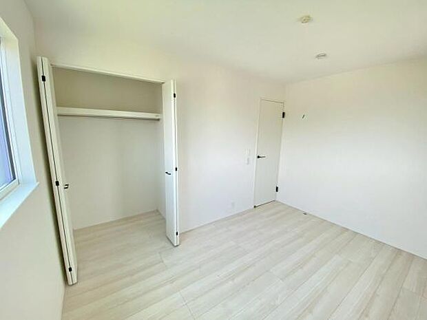 心地良い日差しが差し込む明るい居室