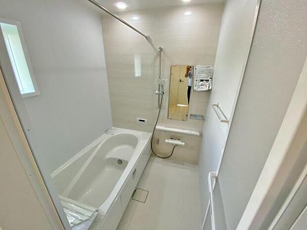 足を伸ばしてゆったりとリラックスできる広々バスタブ♪親子のコミュニケーションもとれます