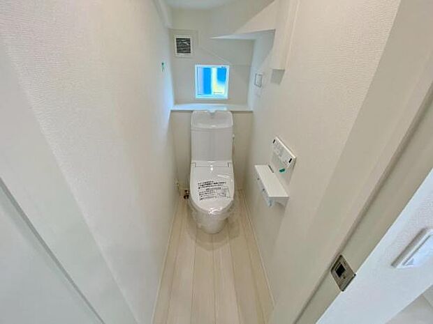 ウォシュレット機能付で清潔・快適♪ 窓付きで明るい空間です。