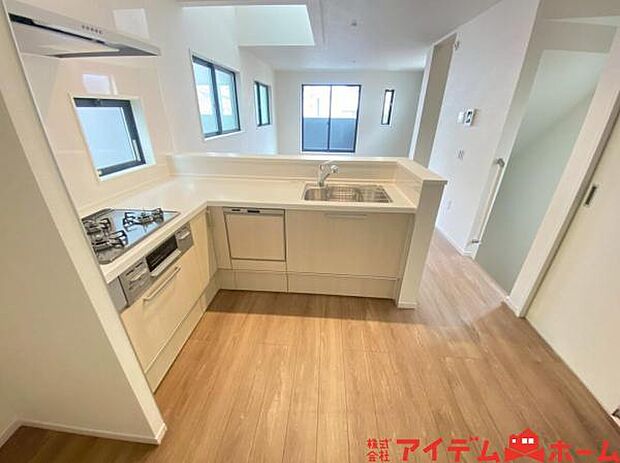 料理をしながら会話が楽しめる対面キッチンリビングで遊ぶお子様の様子も見えるので安心です♪