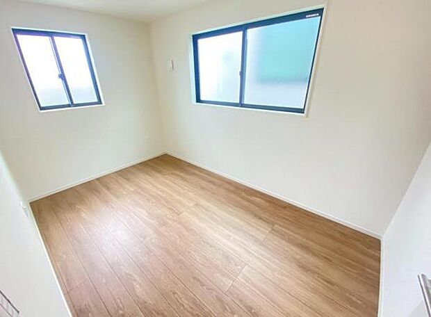 心地良い日差しが差し込む明るい居室