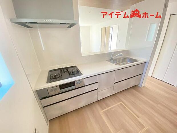 料理をしながら会話が楽しめる対面キッチンリビングで遊ぶお子様の様子も見えるので安心です♪