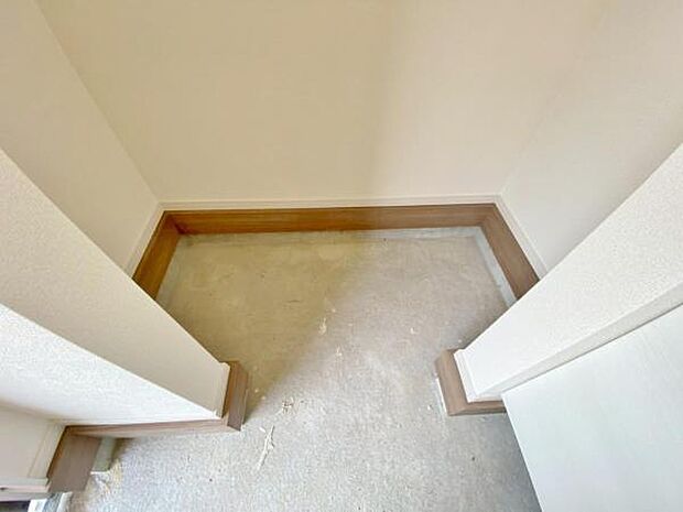 玄関土間収納。靴収納以外に、コート類の収納スペースとしても◎