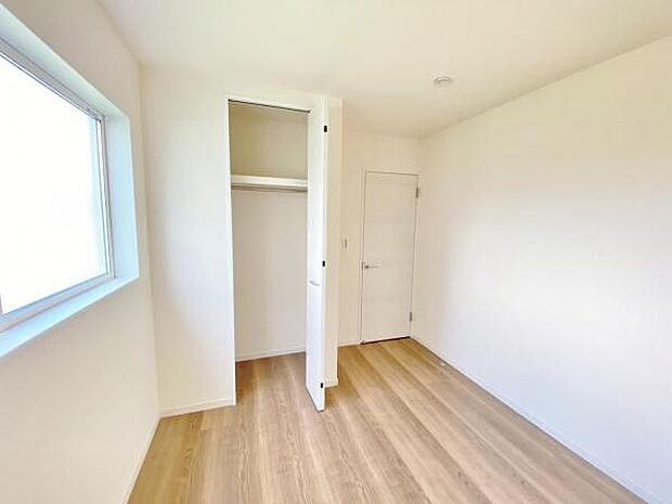 心地良い日差しが差し込む明るい居室