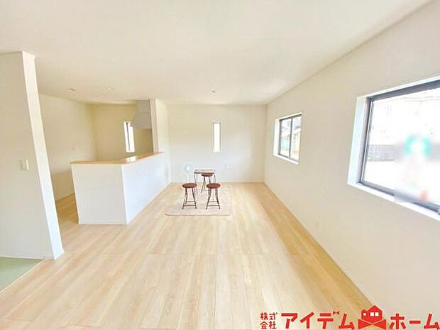 南側から明るい日差しをたっぷり取り込めるリビングです♪