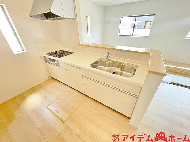 料理をしながら会話が楽しめる対面キッチンリビングで遊ぶお子様の様子も見えるので安心です♪