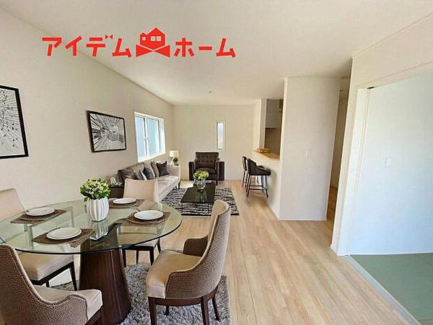 ※家具設置イメージです リビング 南向きのため明るい陽射しが射し込みます♪