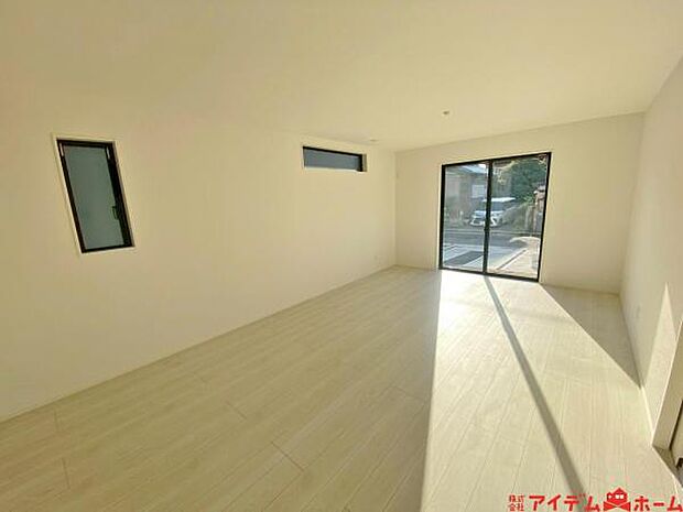 南側から明るい日差しをたっぷり取り込めるリビングです♪