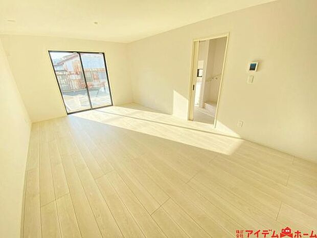 南側から明るい日差しをたっぷり取り込めるリビングです♪