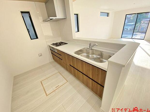 料理をしながら会話が楽しめる対面キッチンリビングで遊ぶお子様の様子も見えるので安心です♪